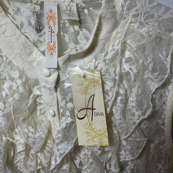 Adiva Cream Lace Blouse with Button Detail - Picture 3 of 4